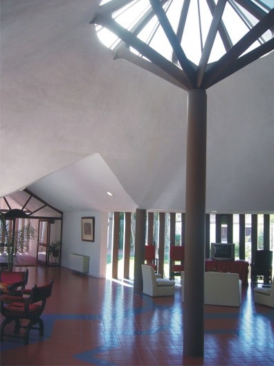 Seminario Irenaika Ville, hall de acceso<br />Foto Estudio Caveri 