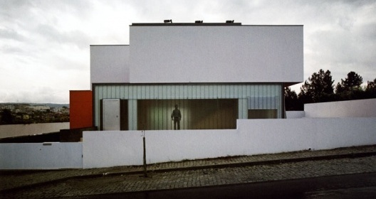Fachada principal<br />Foto Fernando Guerra, Sérgio Guerra  [2G Dossier, Portugal 2000-2005, Gustavo Gili, Barcelona, 2005]