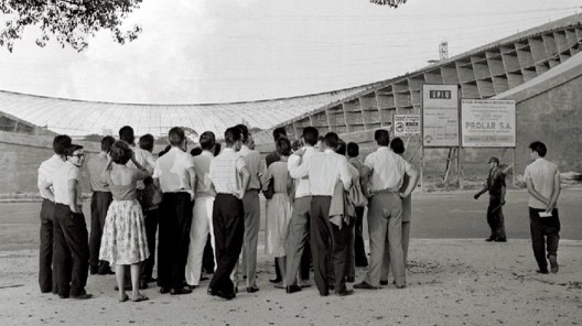 Curiosos observam a construção do Pavilhão de São Cristóvão, Rio de Janeiro<br />Foto divulgação  [documentário <i>Bernardes</i>]