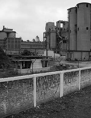 Ex-fábrica de cimento Santa Rita, atualmente desativada<br />Foto Henrique Caruso 