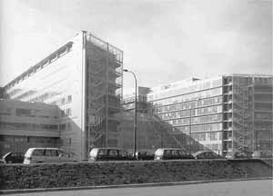 Vista, Hospital Europeu Georges-Pompidou, Paris (por A. Zublena, B. Cabannes, P. Dariel, 1983-1999) [FERMAND, C.. Les hôpitaux et les cliniques: architectures de la santé, Paris, Le Moniteur,]