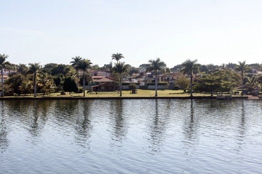 Ocupação irregular da Orla do Lago Paranoá, Brasília DF<br />Foto Joana França 