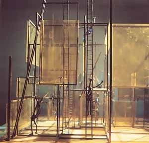 O labirinto pertence ao conjunto de figuras/experimentos que Contant continuou a fazer mesmo depois de ter sido expulso da IS por Debord. Já na década de 1950 Constant definia Nova Babilônia como um “labirinto imensurável”. Constant, Leyterlabyrinth [Labi [Andreotti, Libero e Xavier Costa, (ed.). Situationistes; art, política, urbanisme. Barcelo]