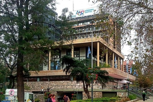 Edifício da Municipalidad de Córdoba, volumes articulados e base em pedra da região, arquitetos Santiago Sánchez Elía, Federico Peralta Ramos y Alfredo Agostini / Escritório Sepra<br />Foto Roberto Ghione 