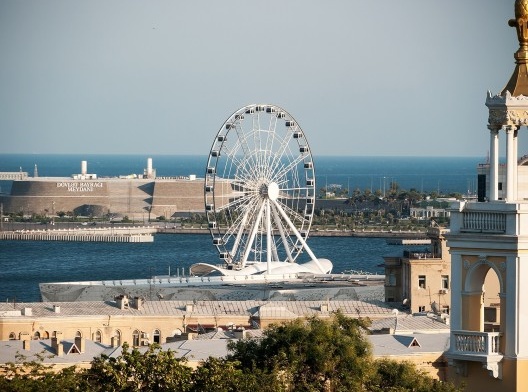 Roda-gigante de Baku, Azerbaijão<br />Foto Matti Blume  [Wikimedia Commons]