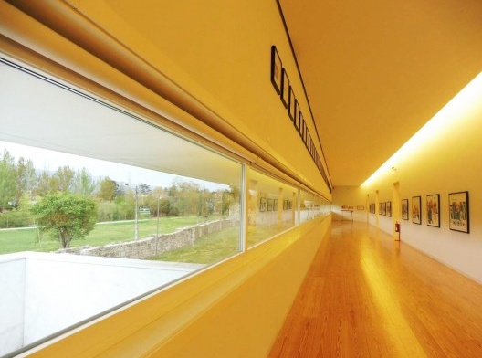 Museu de Arte Contemporânea Nadir Afonso, sala de exposições temporárias com abertura voltada para o Tâmega, Chaves, Portugal, 2015. Arquiteto Álvaro Siza<br />Foto Adriano Tomitão Canas 