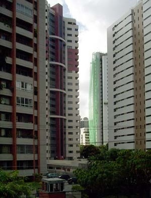 Figura 15 – Edifícios altos no bairro da Jaqueira – vista do primeiro pavimento da residência fronteiriça<br />Foto Cristiano Nascimento, 2004 
