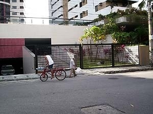 Figura 16 – Edifício alto no bairro da Jaqueira– verde preservado! <br />Claudia Loureiro, 2004 
