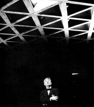 Kahn sob a laje composta pelo entramado triangular em concreto da Galeria de Arte da Universidade Yale [LOUD, Patricia Cummings. The Art of Museums of Louis I. Kahn]