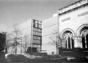 Galeria de Arte da Universidade Yale e o edificio gótico ao qual se justapõe [DEVILLERS, Charles et alli. Op. cit., p. 28]