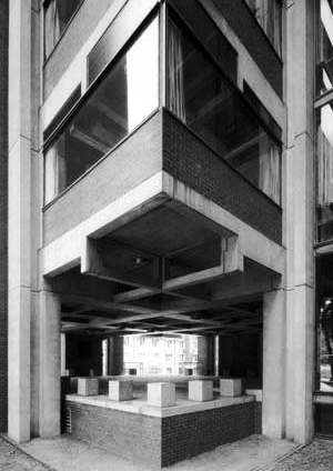 Vista externa do edificio para os laboratórios Richards, na Filadélfia [Revista Tectónica. Madrid, ATC Ediciones, Hormigón prefabricado, n. 5, 1995, p. 5]