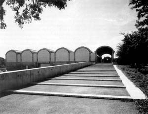 Vista desde a chegada pela lateral do Museu de Belas Artes de Kimbell [LOUD, Patricia Cummings. The Art of Museums of Louis I. Kahn]