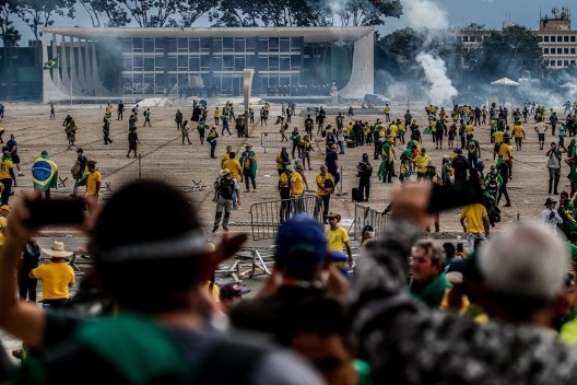 Manifestantes na praça dos Três Poderes durante os ataques de 8 de janeiro de 2023<br />Foto Gabriela Biló  [Folhapress]