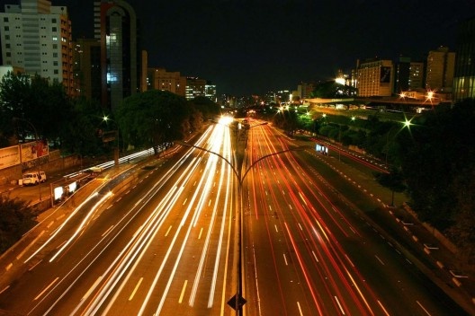 Avenida 23 de Maio, em São Paulo: via de trânsito rápido sem acesso aos lotes lindeiros<br />Foto Silvio Tanaka  [Creative Commons]