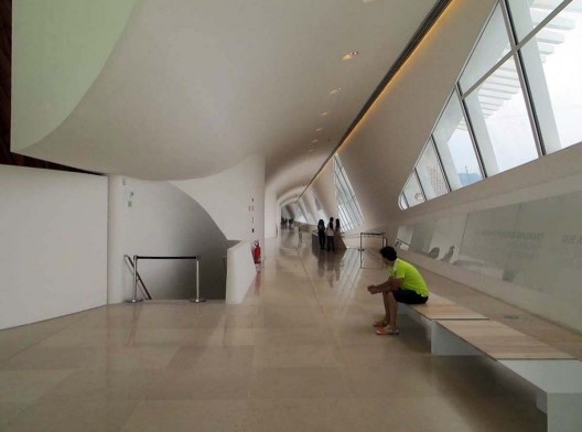 Museu do Amanhã, galeria lateral no pavimento superior, Rio de Janeiro. Arquiteto Santiago Calatrava<br />Foto Paulo Afonso Rheingantz 