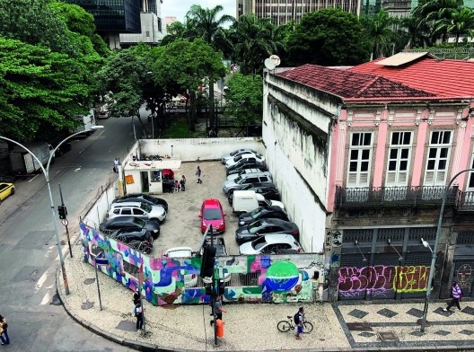 Lotes de esquina originados a partir da demolição de edificações para a abertura da avenida Norte-Sul<br />Foto Andréa da Rosa Sampaio 