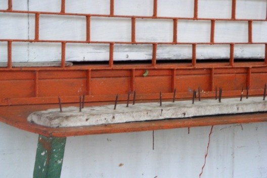 Cama de pregos instalada em bar precário e informal, para afastar mendigos<br />Foto Patrícia Alonso de Andrade, 2010 