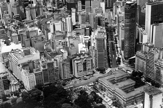 Praça da República e edifício Itália, em São Paulo<br />Foto Nelson Kon 