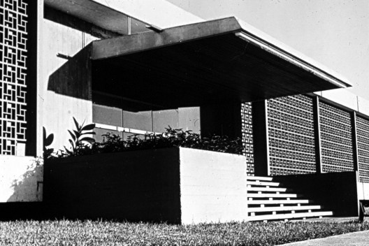 Refinaria Alberto Pasqualini – Refap, Petrobras, Superintendência, fachada oeste, Carlos M. Fayet, Cláudio Araújo (coord.), Moacyr Moojen e Miguel Pereira, 1962, Canoas RS<br />Foto João A. da Fonseca 