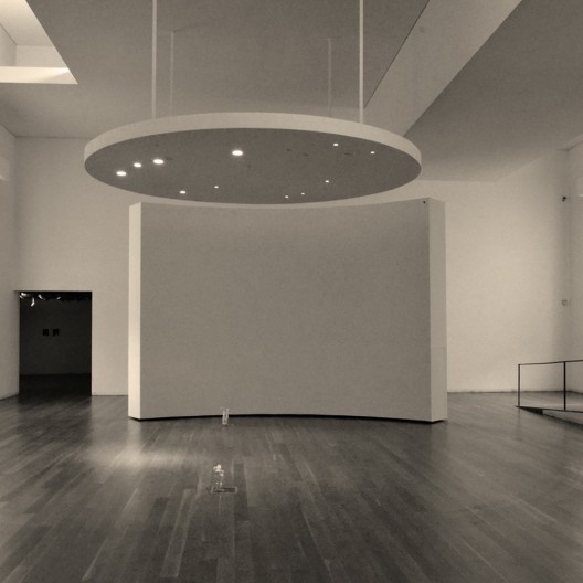 Sala expositiva da ala esquerda, Museu de Serralves, Porto<br />Foto Gabriel Cesar 