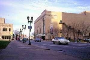 Powell Hall da Saint-Louis Symphony Orchestra, imagem do esvaziamento urbano ao longo da Grand Avenue a caminho da Pulitzer Foundation<br />Fotos de Zeuler Lima 