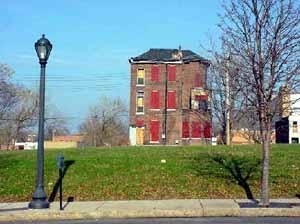 Reminiscência da ocupação residencial da área do Midtown em Saint-Louis, testemunha abandonada da tipologia antes existente ao longo da Washington Avenue e em frente à Pulitzer Foundation<br />Fotos de Zeuler Lima 