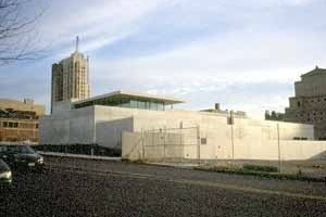 O grande volume de concreto que perfaz Pulitzer Foundation (ao fundo, o Continental Building no coração do Grand Center)<br />Fotos de Zeuler Lima 