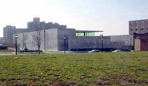 O edifício da Pulitzer Foundation ao longo da Washington Avenue,  visto do terreno baldio ao norte onde havia uma série de edifícios residenciais do início do século XX<br />Fotos de Zeuler Lima 