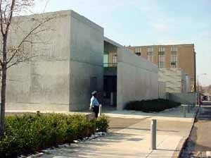 O acesso ao edifício da Pulitzer Foundation a partir da Washington Avenue ocorre pela brecha criada entre uma alta parede de concreto e o volume da galeria<br />Fotos de Zeuler Lima 