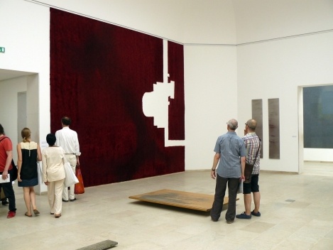 Pavilhão belga. Usus/Usures é uma exposição que mostra superfícies usadas e gastas de edifícios antigos dispostas como se fossem objetos de museu impregnados de história de seus usuários<br />Foto Flavio Coddou 