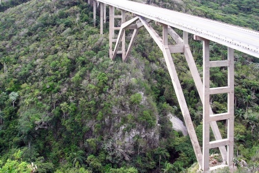 Puente Bacunayagua, totalmente prefabricado construido en 1960