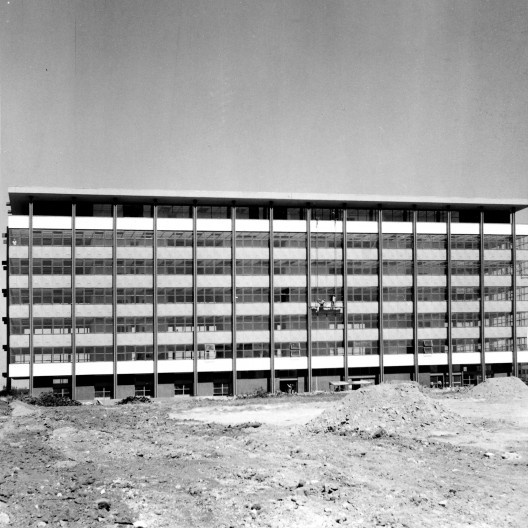 Edifício sede da Secretaria Municipal de Obras e Viação — Smov, Moacyr Moojen Marques, João José Vallandro e Léo Ferreira da Silva, 1966–1970, fachada leste<br />Foto Moacyr Moojen Marques  [Acervo FAM Propar]