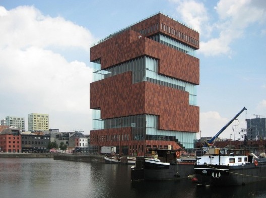 Dos Museus-Casa aos Museus Contemporâneos, arquitetura em uso sob a ótica da Crit e da APO: Museum aan de Stroom – MAS verticalizado, junto ao porto na Antuérpia, Bégica<br />Foto Sheila Walbe Ornstein 