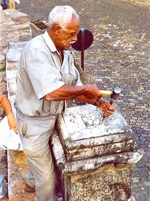 Mestre Juca trabalhando na restauração do chafariz do Rosário<br />Foto: Oficina de Cantaria de Ouro Preto 