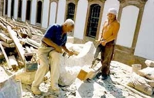 Mestre Juca trabalhando na restauração do Museu do Oratório, originalmente Sobrado do Antigo Noviciado do Carmo, Ouro Preto<br />Foto Oficina de Cantaria de Ouro Preto 