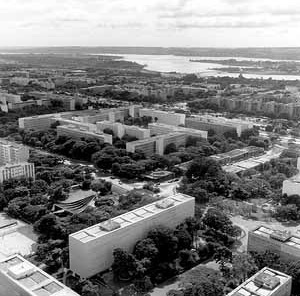 Brasília, superquadras da Asa Sul, projeto urbanístico de Lúcio Costa<br />Foto Duda Bentes, dezembro de 1990. Acervo do Departamento do Patrimônio Histórico e Artís 