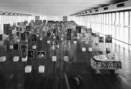 Vista interna da Pinacoteca do Masp com os suportes originais