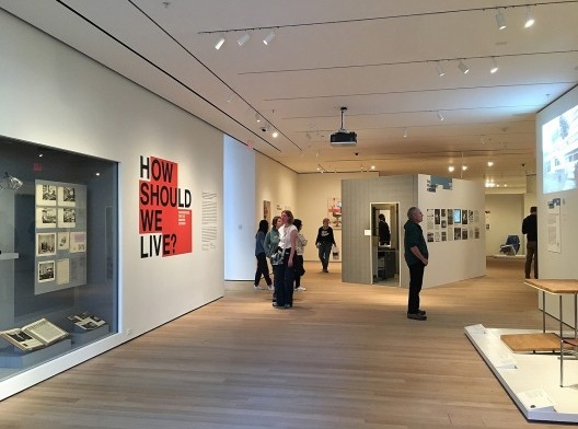 Acesso principal à exposição <i>How sould we live? Propositions for the Modern Interior</i> em cartaz no Moma<br />Foto Sabrina Fontenele 