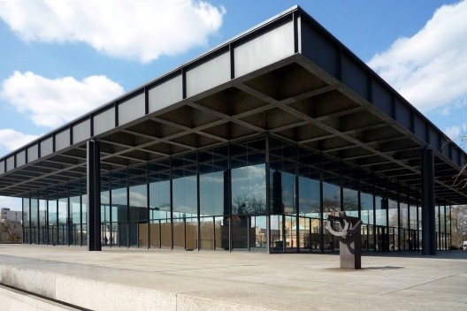 Figura 4 – Mies van der Rohe, Galeria Nacional, Berlin, 1962-68<br />Foto Manfred Brückels  [Wikimedia Commons]