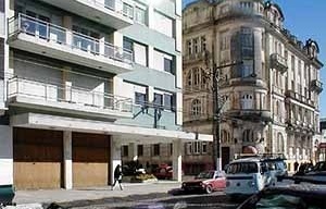 Edifício modernos no comercial e históric
