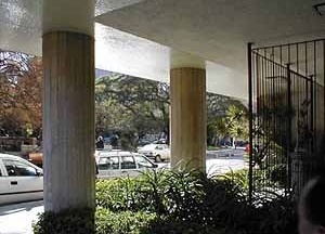 Edifício modernos no centro comercial e histórico