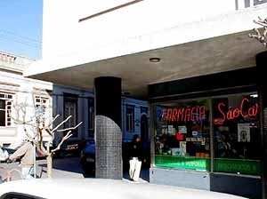 Edifício modernos no centro comercial e histórico