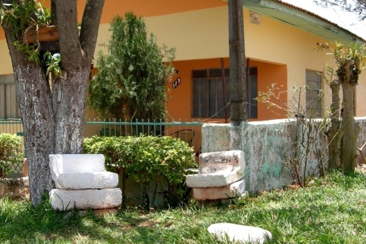 Banco na calçada em região afastada do centro de Munhoz de Mello/PR [Acervo das autoras, 2009]
