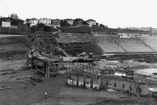 Estádio e complexo poliesportivo do Pacaembu, construção, São Paulo, anos 1940<br />Foto divulgação  [Acervo FAU USP / livro <i>Museu do Futebol</i>]