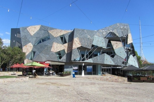 Uma das fachadas da Federation Square. <br />Foto Gabriela Celani. 