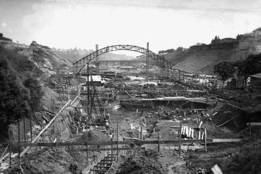 Estádio e complexo poliesportivo do Pacaembu, construção, São Paulo, anos 1940<br />Foto divulgação  [Acervo FAU USP / livro <i>Museu do Futebol</i>]