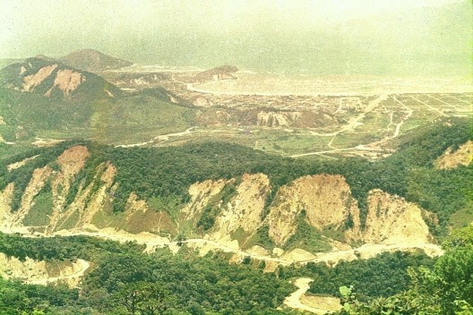 Escorregamento em Caraguatatuba, 1967<br />Foto divulgação  [SANTOS, Álvaro Rodrigues dos. “A grande barreira da Serra do Mar”]