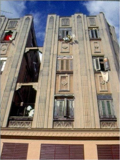Casa Suárez. Grande prédio de apartamentos no centro de Havana, 1934. Hoje, habitação popular<br />Foto Roberto Segre 