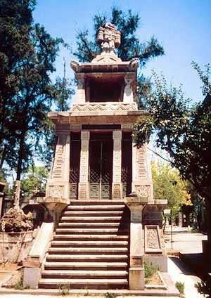 Tebaldo Brugnoli. Mausoleo de Nazario Elguin y familia (1893). Cementerio Central, Santiago de Chile.