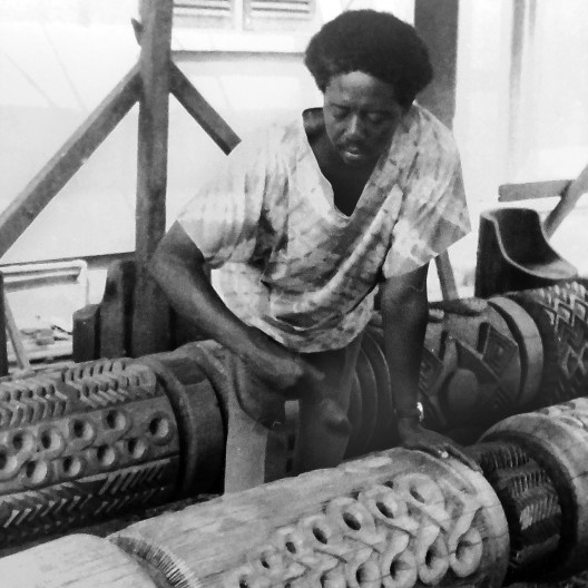 Demas com sua escultura Totem, 1980<br />Foto divulgação  [Reprodução de foto da exposição]